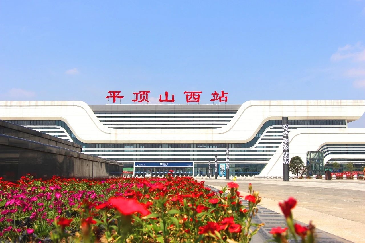 平顶山西站东广场项目景观绿化工程收官
